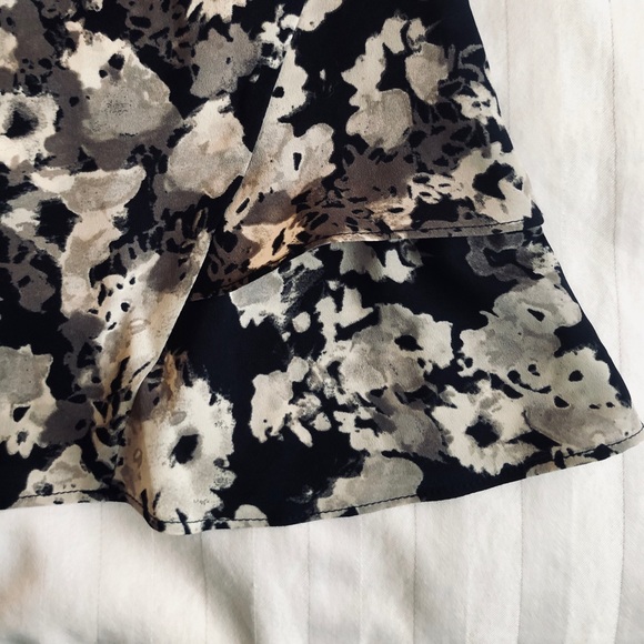 NWOT | Banana Republic | Floral | Silky | Blouse - Picture 4 of 5